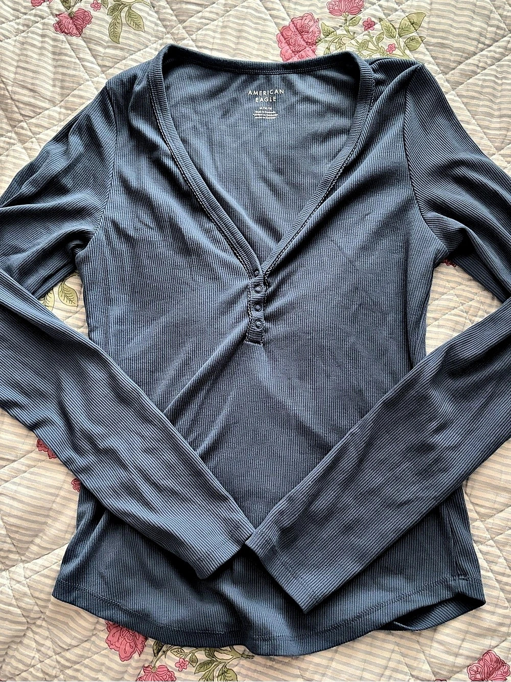 American Eagle Outfitters Long Sleeve Henley in Blue Like New